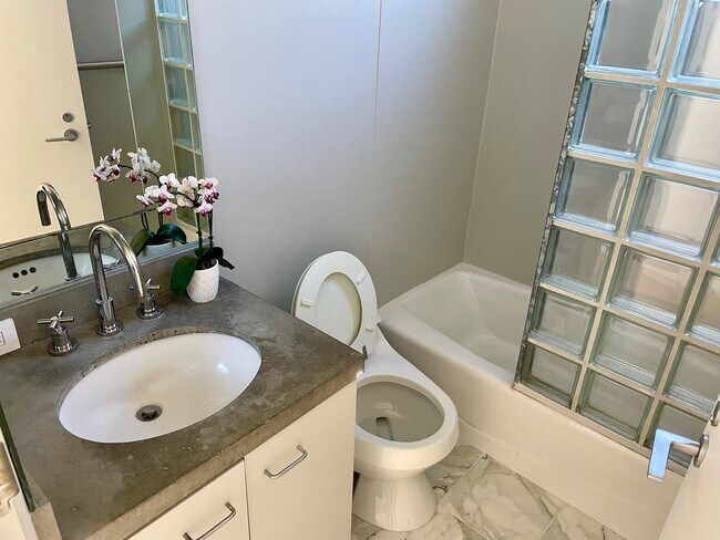 Bathroom - 522 N Roxbury Dr