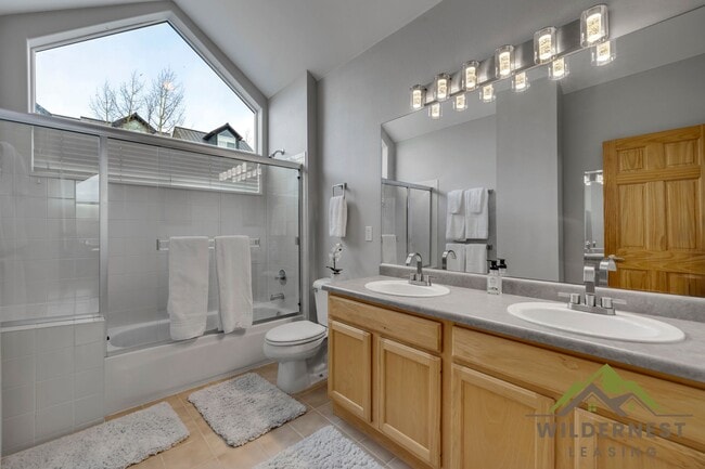 Building Photo - Spacious Townhome with Amazing Views