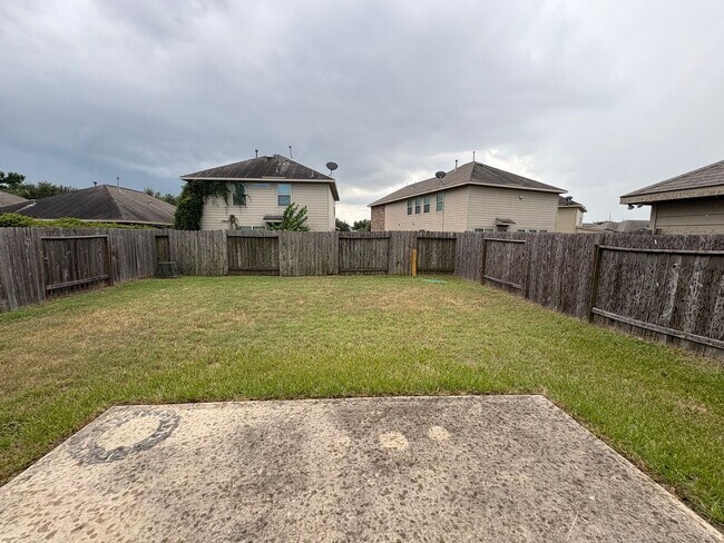 Building Photo - 4B2.5B Warm & Spacious Home in Remington R...