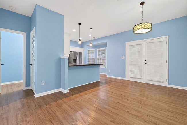 Building Photo - 5495 Hampton Ct