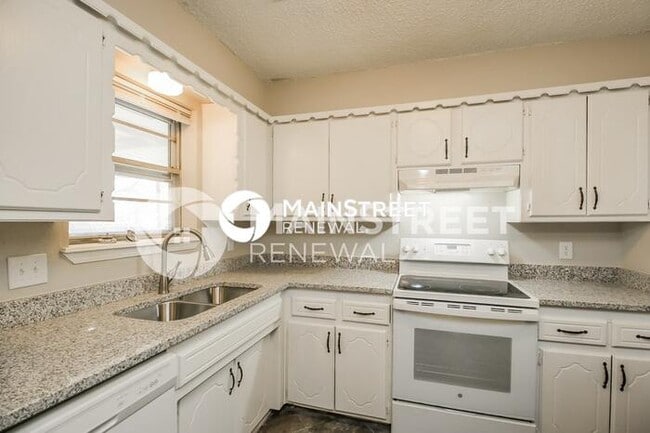 Building Photo - 4 Bedroom Pet-Friendly Home in Edmond, OK with Main Street Renewal