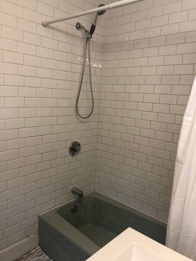 bathroom - 38 Howard St