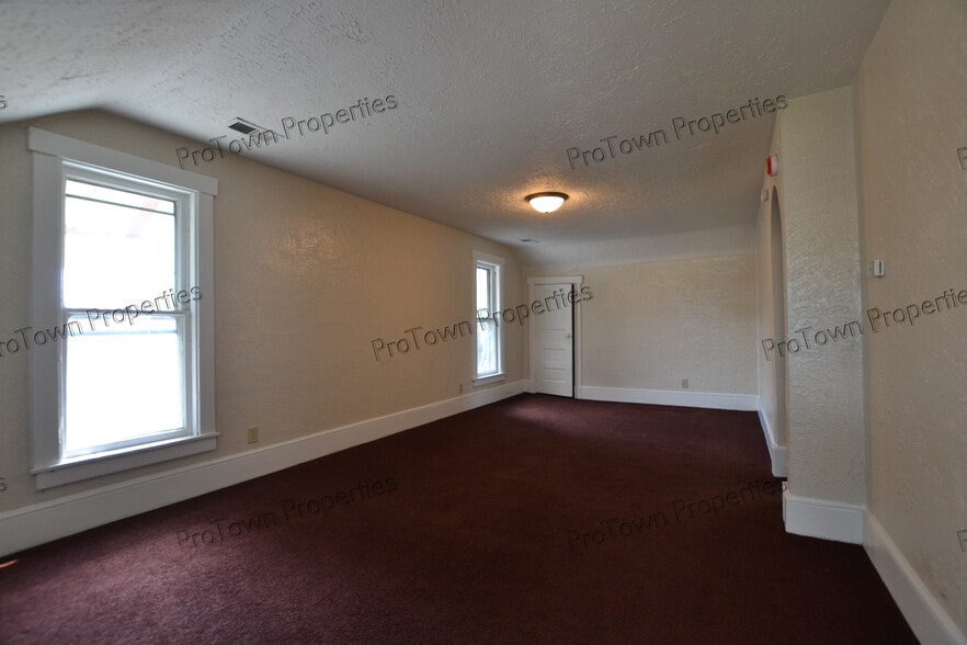 Building Photo - 1067 N May St