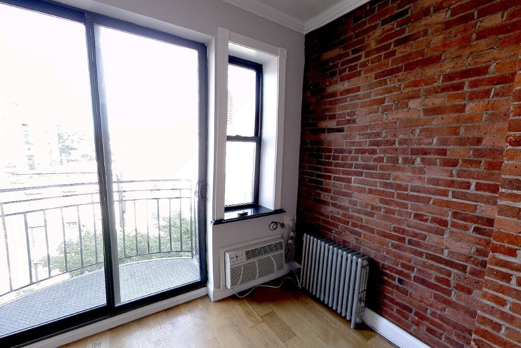Building Photo - 102 E 7th St