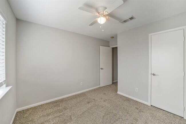 Building Photo - 3231 Stoneydale Ln