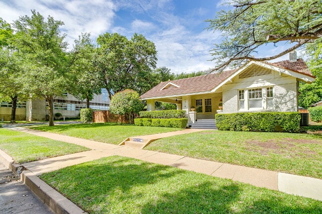 Building Photo - Beautifully Updated 3 Bedroom Home in the Heart of TCU