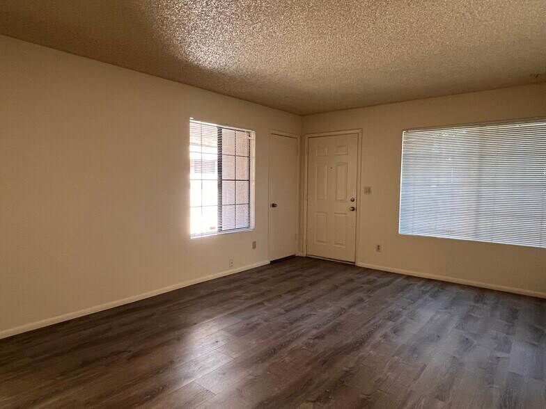 Building Photo - 700 E Mesquite Cir