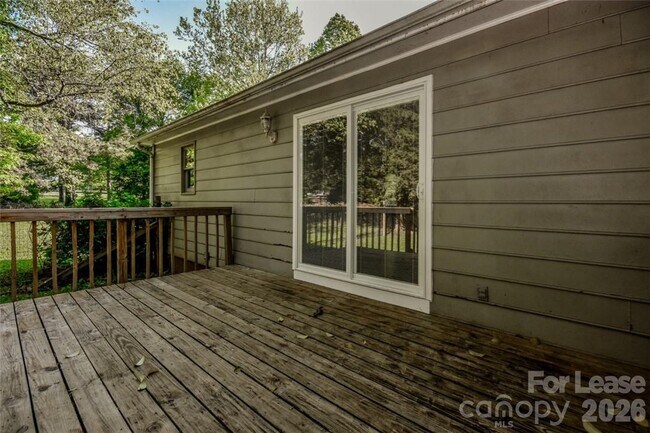 Building Photo - 7730 Deer Track Dr