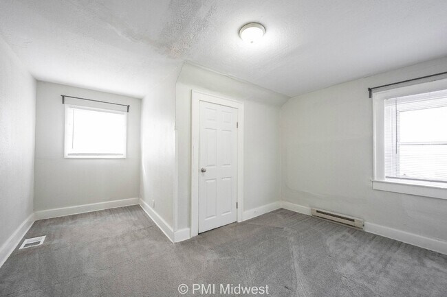 Building Photo - Charming 2-Bed, 2-Bath Duplex in Indianapolis