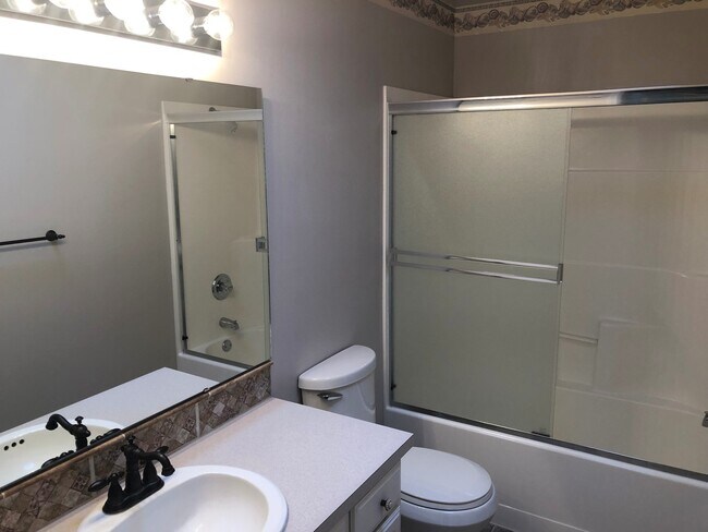 Building Photo - Larger Three Bedroom Home in Keizer