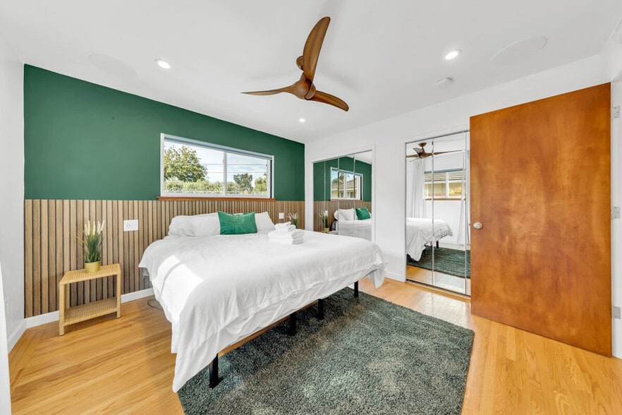 Building Photo - 6836 S Land Park Dr