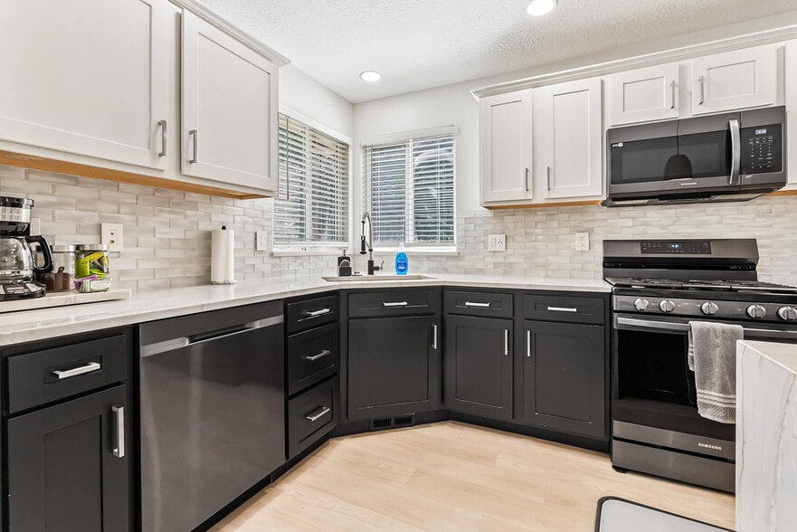 Building Photo - 4061 E Arch Dr