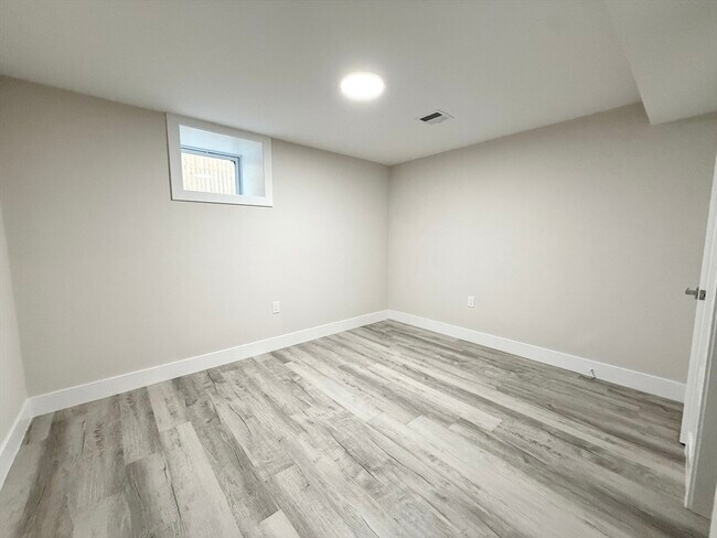 Building Photo - 10 Cawfield St