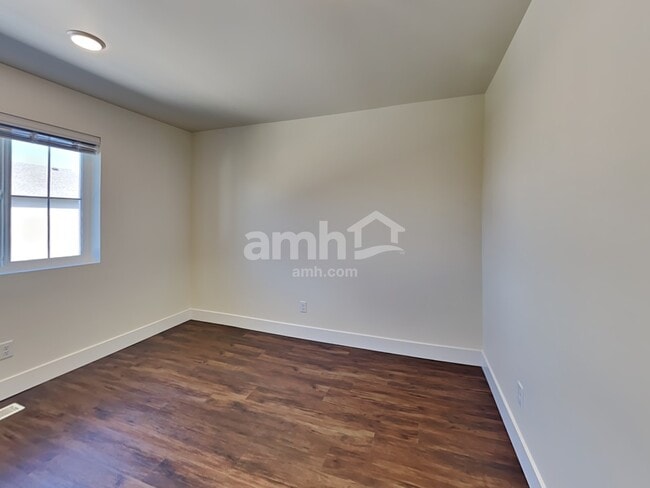 Building Photo - 390 Smith Dr