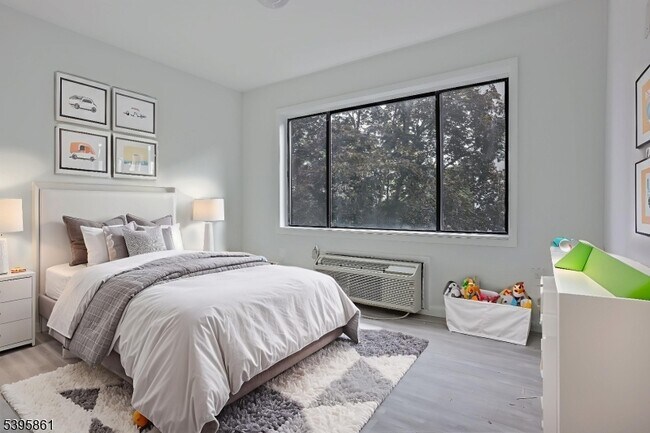 Building Photo - 850 Main St