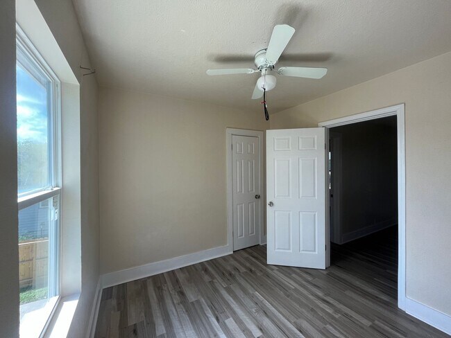 Building Photo - South Side Two Bedroom One Bath with Elect...