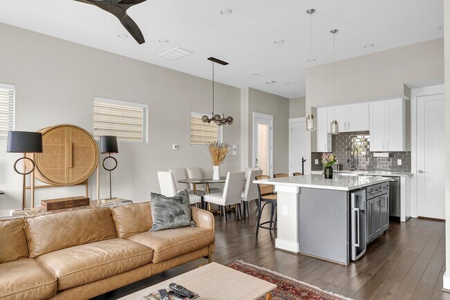 Building Photo - 806 Thornton Rd