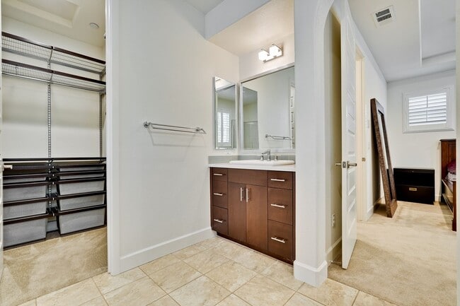 Building Photo - Modern Townhome in Prime Location — Walkab...