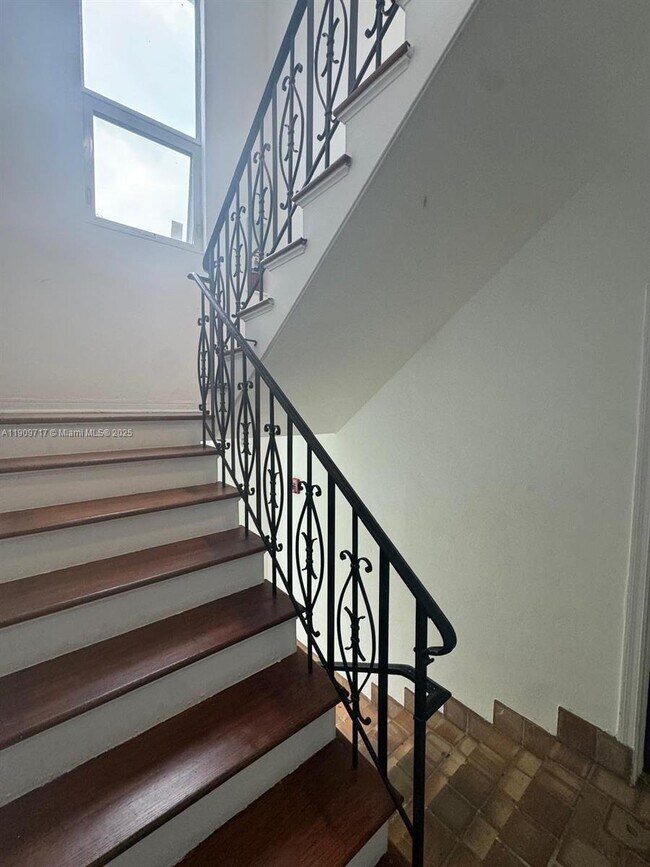 Building Photo - 315 W 28th St