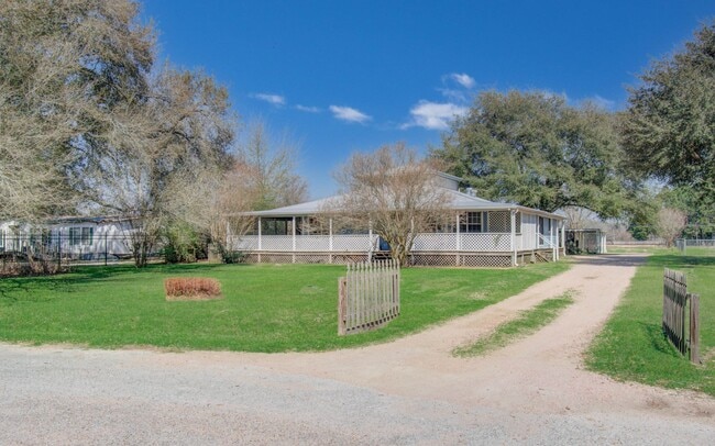 Building Photo - 15510 Cypress Garden Dr