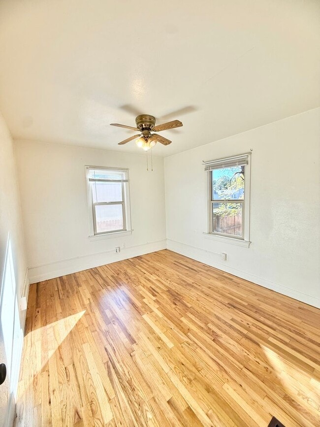 Building Photo - Move in ready home on S Park