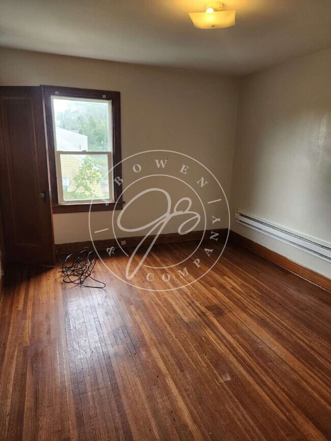 Building Photo - Spacious 1 bedroom (or 2 bedroom if no liv...