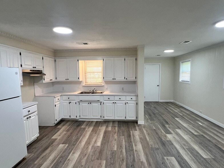 Building Photo - 929 E Sullenberger Ave