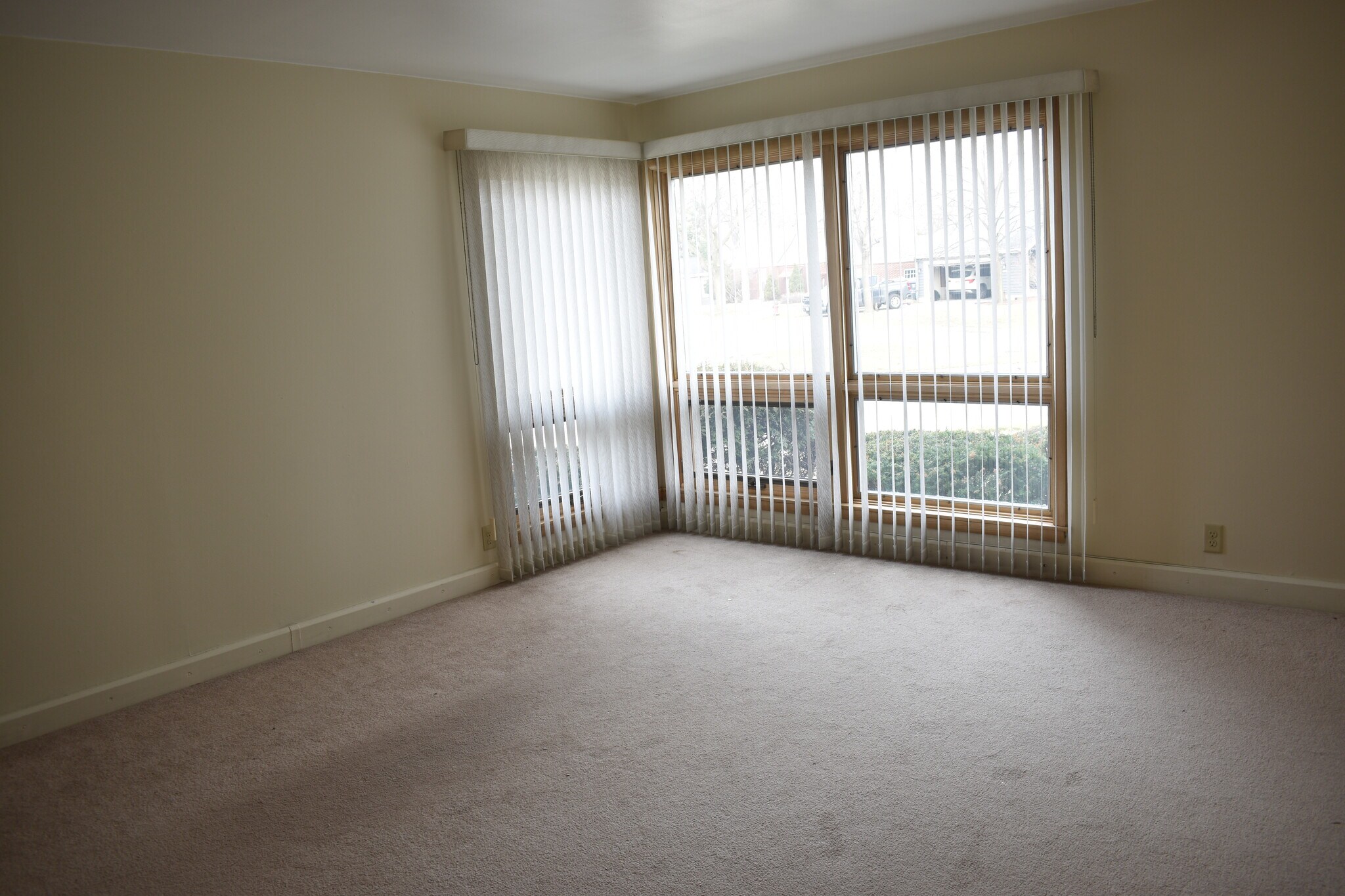 Living Room - 8747 Parkview Ct