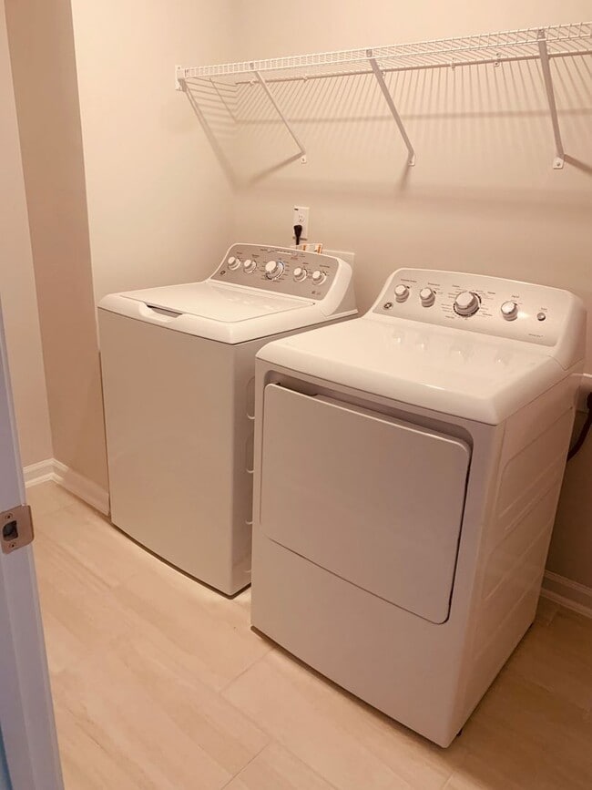 Building Photo - BRAND NEW TOWNHOME! 2 CAR GARAGE. SCREENED IN PORCH. MODERN KITCHEN. OPEN CONCEPT LIVING. BONUS ROOM