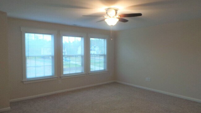 Building Photo - ~~ Charming 4 Bedroom in Logan Ridge Subdivision ~~