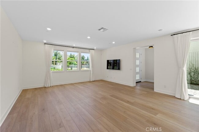 Building Photo - 156 Chorus