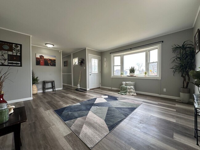 Building Photo - Spacious 2 bed, 1 bath home for rent in NE Waterloo available IMMEDIATELY .