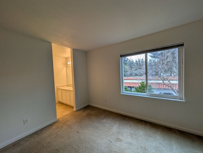 Building Photo - 3 bed / 2 bah Condo. Hardwood floor, forced heat, lots of HOA amenities