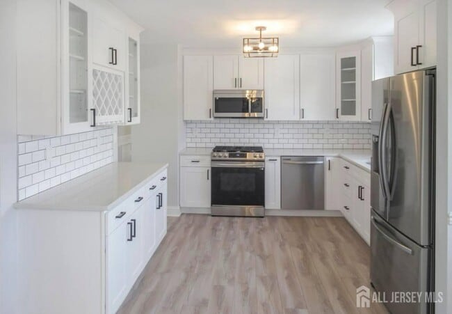 Building Photo - 156 Cliffwood Ave W