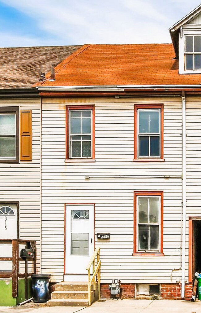 Primary Photo - Available Now - 3 Bedroom located in York ...