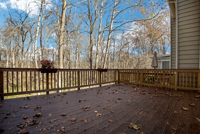 Building Photo - Well maintained 3-level 3Bd/2 full & 2 half bath TH in the sought-after Burke Centre!