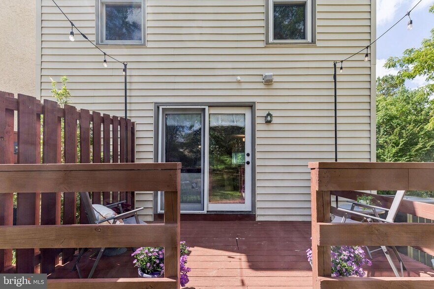 Rear deck - 81 Talbot Ct