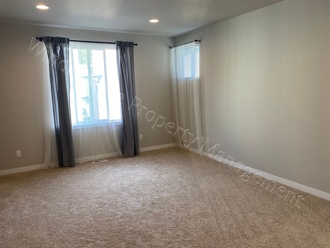 Building Photo - 3-Level Home with Garage and Primary Suite