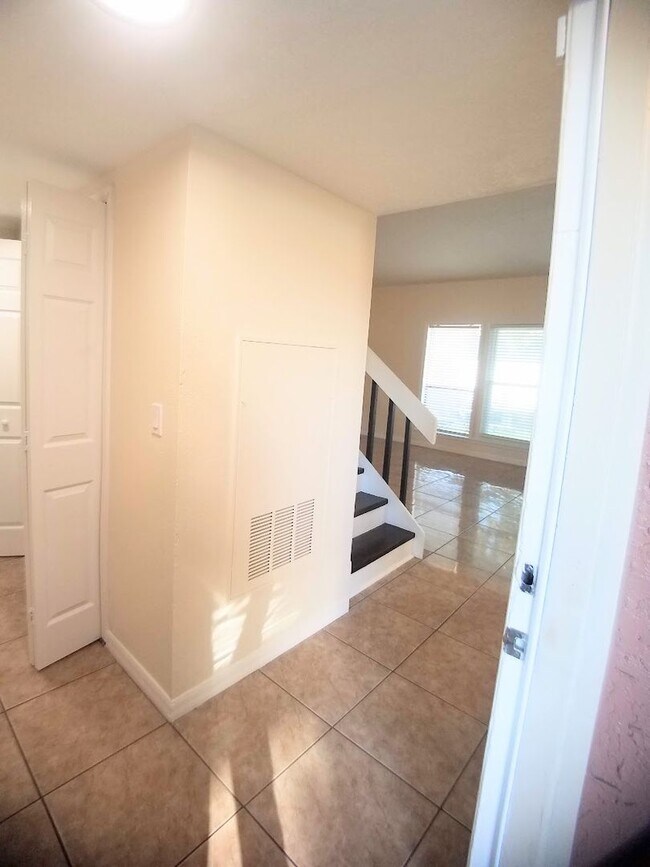 Building Photo - Beautiful 2/2 Towhhouse Feel Condo  x Rent...