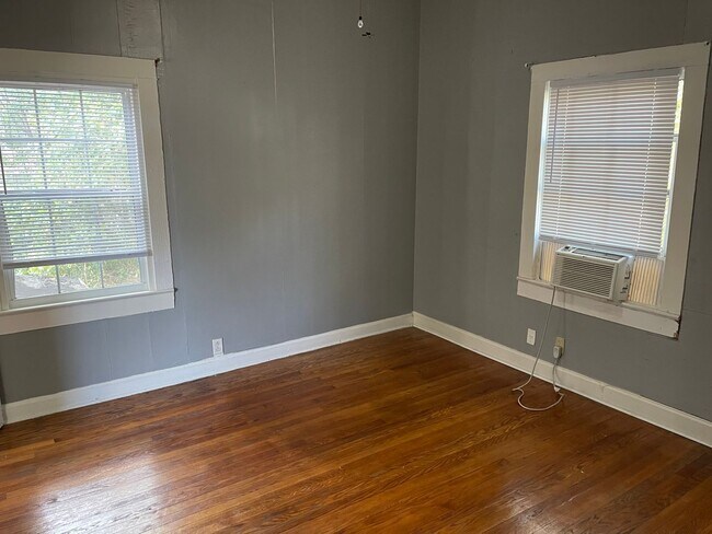 Building Photo - DOWNTOWN 1BR /1BA