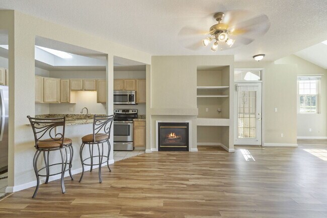 Building Photo - "Chic & Spacious 2-Bed, 2-Bath Condo with Granite Elegance in Littleton!"