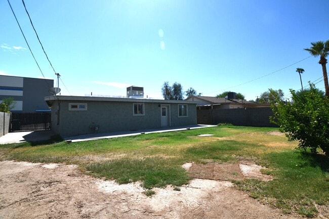 Building Photo - Within Walking Distance To Grand Canyon University