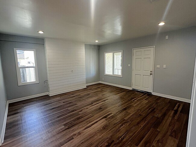 Building Photo - Spacious 4-Bed, 2-Bath Home with Garage an...