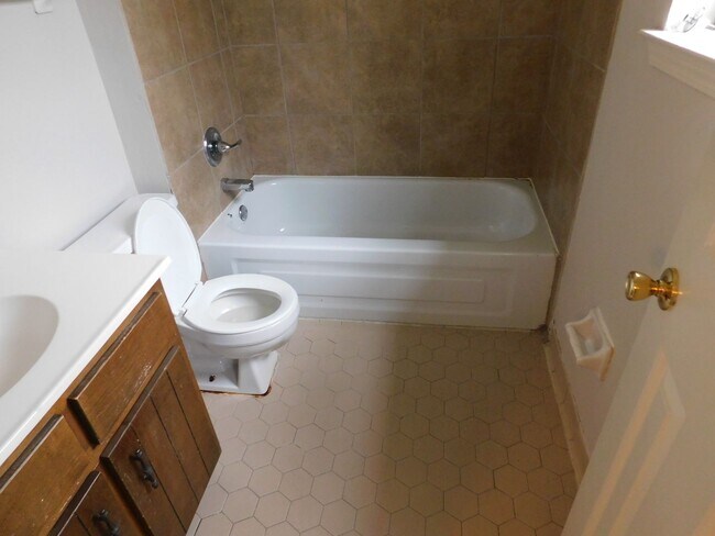 Building Photo - 6630 Gatewood Cir