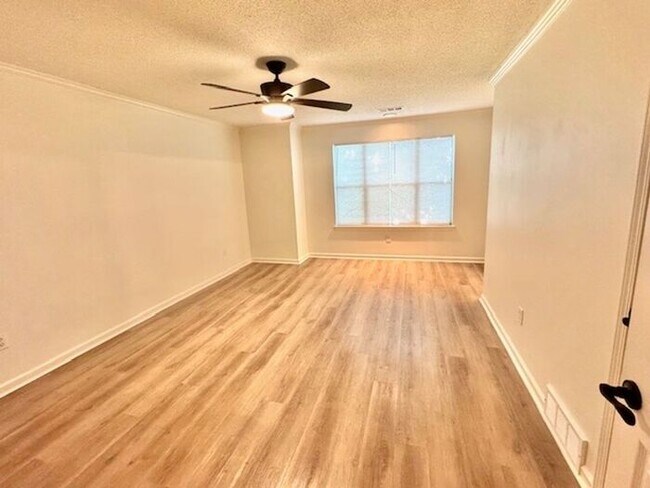 Building Photo - Spacious updated Cordova Townhome Available!