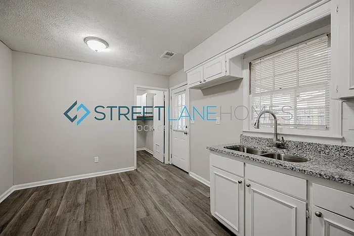 Building Photo - 5044 Old Post Rd