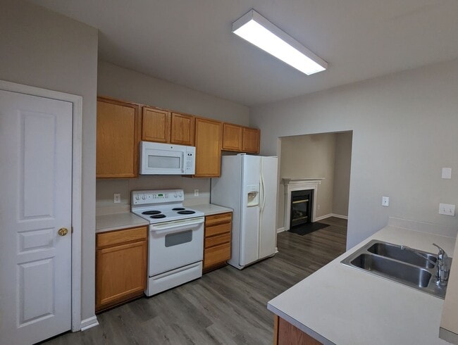 Building Photo - CORNELIUS 3 BEDROOM 2.5 BATH W/FENCED YARD