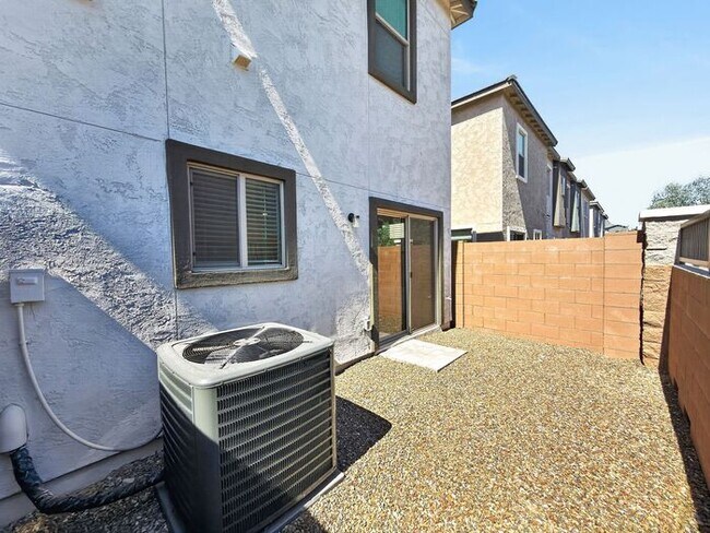 Building Photo - Stunning New 3Beds/2.5Bath Townhome in Phoenix, AZ!
