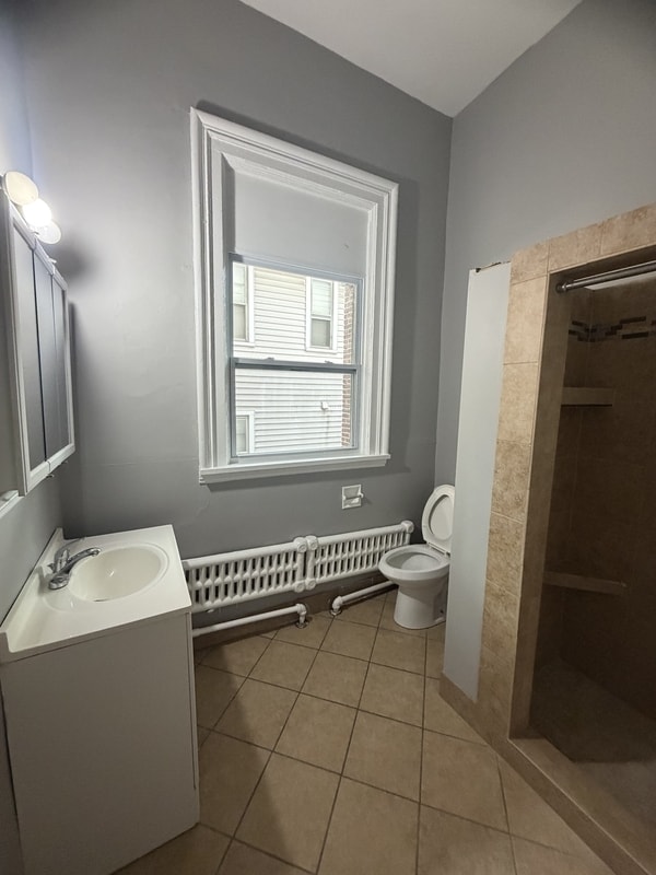 Building Photo - 240 Saratoga St