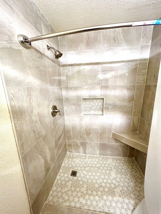 Building Photo - **COMING SOON** Newly Renovated 3 Bedroom ...